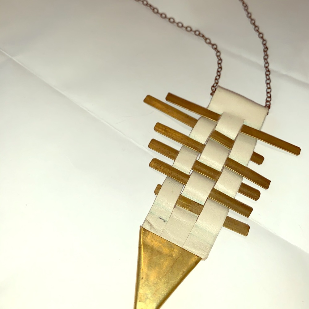 Arrowhead Necklace white Leather and Gold